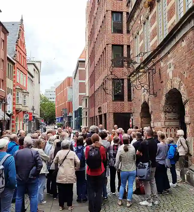 Detlef Stein erklärt die Renaissance-Fassade der Stadtwaage einem interessierten Publikum.
