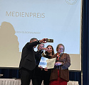 Selfie bei der Preisverleihung mit Dr. Gunnar Schellenberger, Präsident des DNK, Sabine Cornelius, Karin Geiss und Doris Olbeter